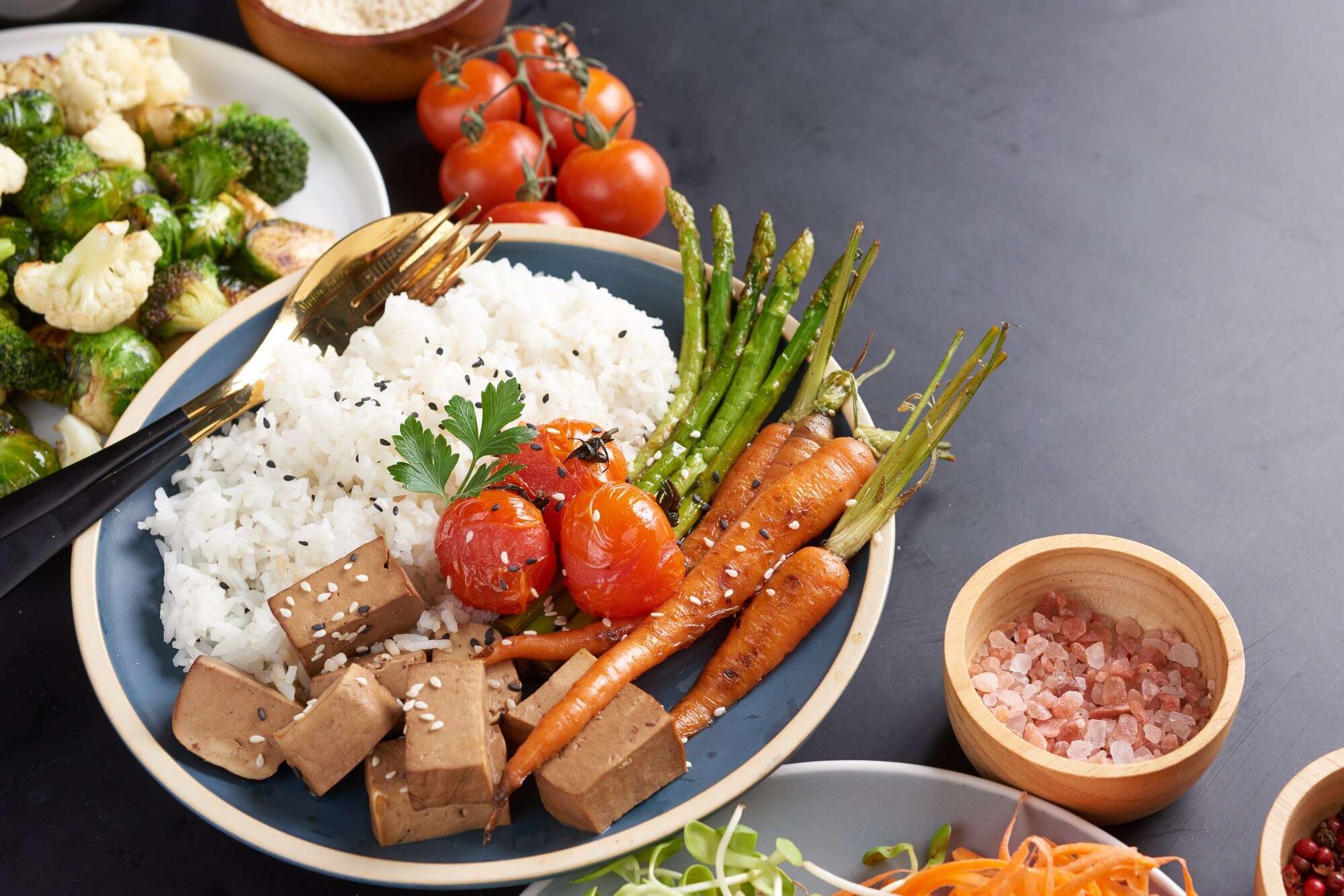 Hidangan nasi dengan sayuran, lauk protein, dan sambal yang disusun secara seimbang di atas piring